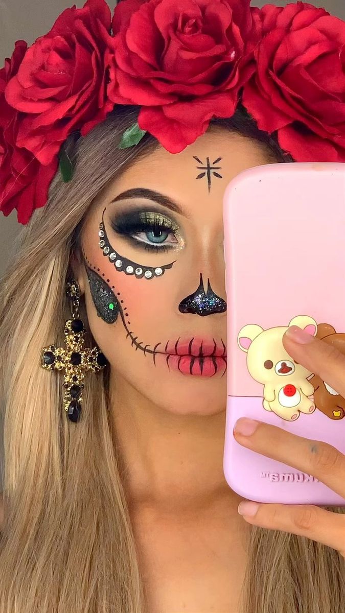 CATRINA BUCHI FRESA 🍓 🖤 Tutorial | Maquillaje de catrina buchi fresa🖤🍓 espero les guste yo la ame 💀🖤😍🍓 #makeup #makeupideas #maquillaje | By Crizty kimochidoll | Facebook Makeup For Purim, Ideas De Halloween, Outfits Buchi Fresa, Ideas Para Halloween, Catrina Costume, Catrina Makeup, Skull Makeup Tutorial, Halloween Makeup Sugar Skull, Sugar Skull Costume