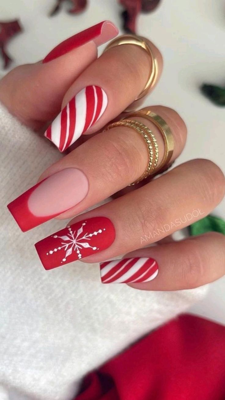 Square Nails Ideas Christmas, X Mas Nails Design, Nails Aesthetic Christmas, Trendy Christmas Nails 2023, Red Holiday Nails Acrylic, Holiday Hair Dos, Candy Cane Nails, Cute Christmas Nails, Christmas Gel Nails