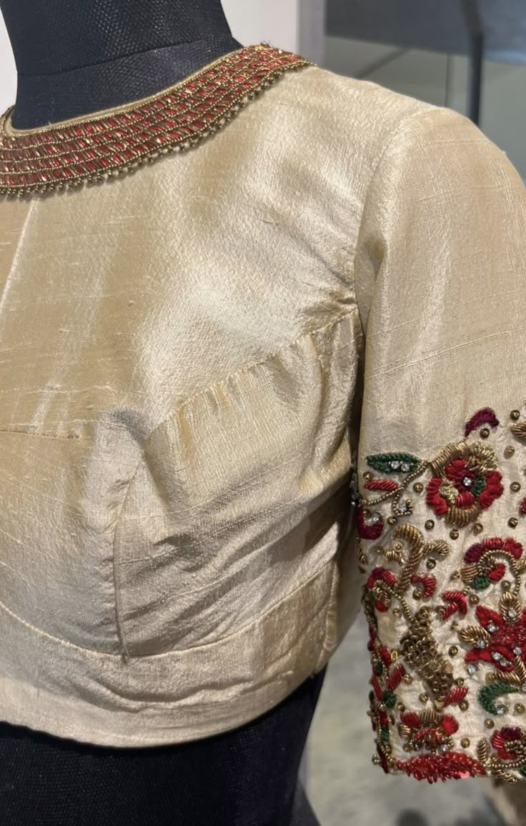 White Silk Blouse Designs, Boatneck Blouse Designs, Boatneck Blouse Designs Latest, Cream Blouses, Banaras Blouse, Churidar Pattern, Blouse Designs For Saree, White Blouse Designs, Kutchi Work