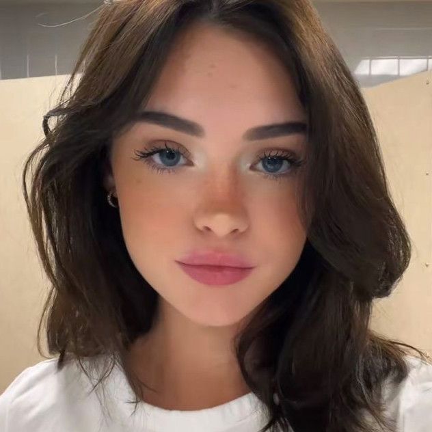 Brown Hair Blue Eyes Girl, Blue Eyes Aesthetic, Brunette Blue Eyes, Brunette Aesthetic, Binding 13, Hogwarts Dr, Egirl Aesthetic, Brown Hair Blue Eyes, Swag Makeup