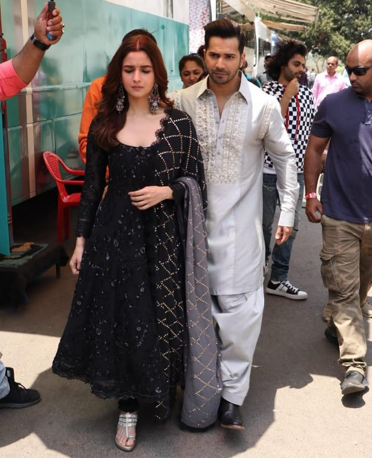 Alia Bhatt Kalank Promotion Outfits, Black Chudithar, Black Anarkali Dress Party Wear, Black Anarkali Suits, Patiyala Suits, The Kapil Sharma Show, Kapil Sharma Show, Indian Outfits Lehenga, Kapil Sharma