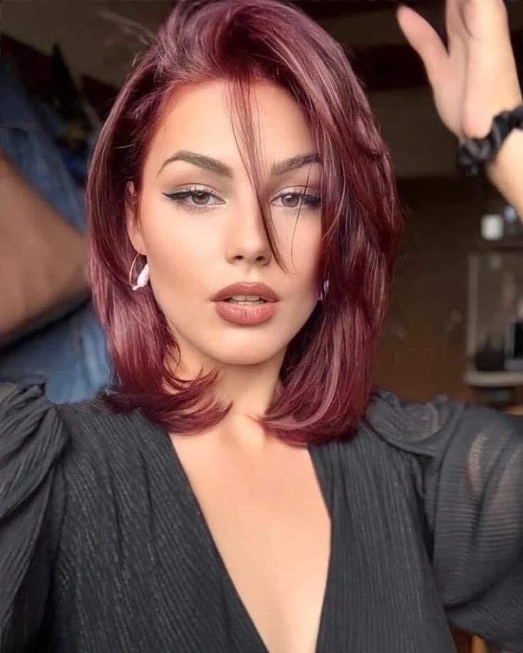 Hair Color Burgundy, Lob Haircut, Caramel Highlights, Burgundy Hair, Hair Color Highlights, Short Hair Color, Winter Hairstyles, Short Bob Hairstyles, Hair Color Trends