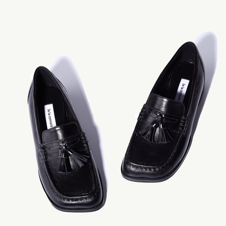 Je la connais 'Roma' Loafers in black are squared-toe shapes with tassel detailed design on the front of the upper. Details: * Composition - Upper: Cow Leather - Lining: Pigskin, kip - Sole: Leather, Rubber *Heel Height: 25mm *Color: Black Black Tassel Slip-on Loafers, Modern Black Platform Loafers With Square Toe, Classic Black Flat Tassel Loafers, Black Tassel Loafers With Flat Heel For Work, Black Tassel Loafers With Almond Toe For Fall, Black Tassel Loafers For Workwear In Spring, Black Tassel Loafers For Spring Workwear, Black Closed Toe Tassel Loafers For Work, Black Pointed Toe Tassel Loafers For Office