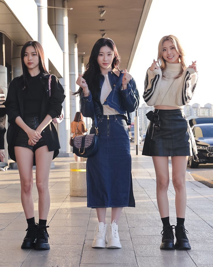 Itzy Fashion Airport, Itzy Airport Outfit, Gabine Saddle Bag Outfit, Itzy Street Style, Kpop Airport Outfits, Airport Outfit Kpop, Itzy Airport Fashion, Kpop Airport Fashion Women, Airport Style Kpop