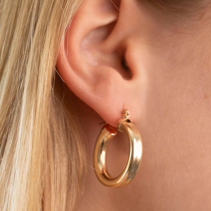 Expertly crafted with 14k Gold Filled materials, our Chubby Hoops offer a bold and lightweight design. Available in three sizes, these chunky hoops feature a perfected clasp for effortless wearability. 14k Gold Filled 5mm Thickness Available in 20mm, 30mm, and 40mm Hoop Diameter