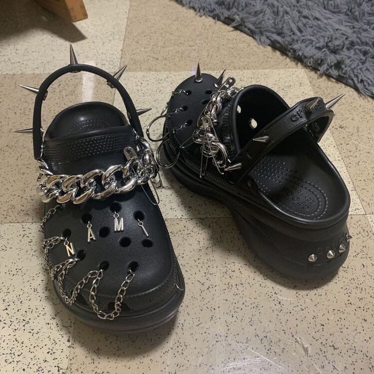 Gothic Crocs Shoes, Punk Crocs, Emo Crocs, Goth Boots Outfit, Goth Crocs, Fnaf Outfits, Crocs Diy, Alt Shoes, Crocs Outfit