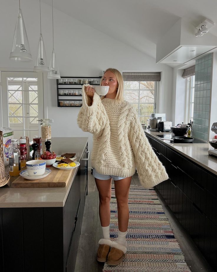 Cabin Outfit, Cozy Sweaters Outfits, College Clothes, Adrette Outfits, Estilo Indie, Skandinavian Fashion, Chique Outfits, Uggs Outfit, Pullover Outfit