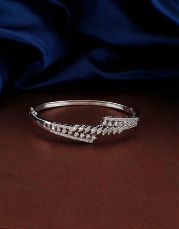 Blue Sapphire Bracelet, Bracelet For Girls, Diamond Bangles, Diamond Bracelet Design, American Diamond Jewellery, The Dazzling, Daily Wear Jewellery, Jewelry Designing, Designer Bracelet