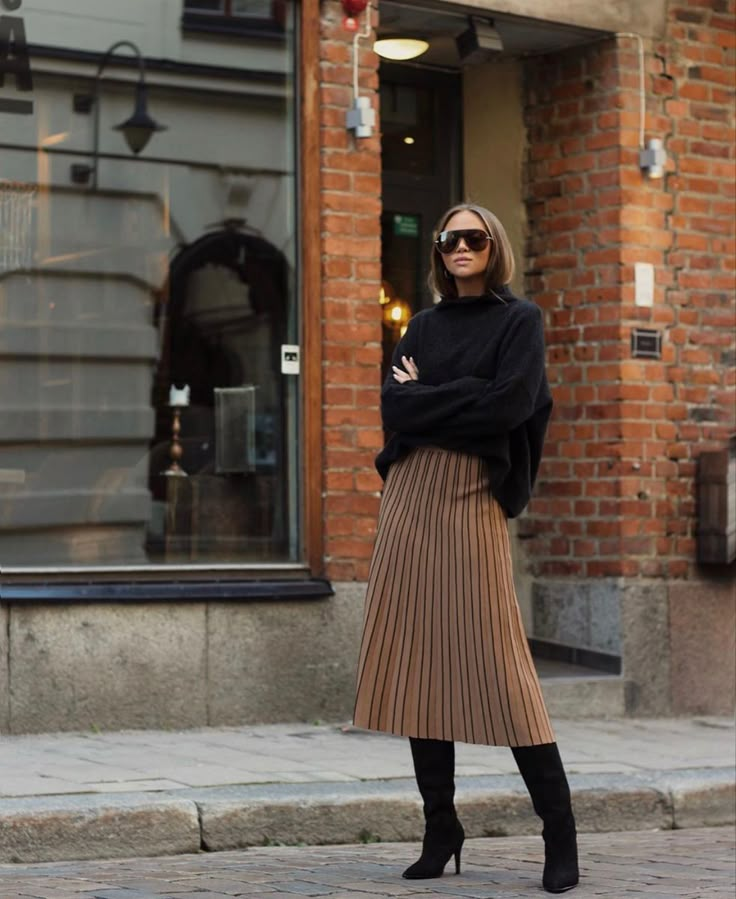 Brown Pleated Skirt, Rok Outfit, Pleated Skirts, Mode Inspo, Autumn Outfits, Midi Skirts, 가을 패션, Fall Winter Style, Skirt Outfit