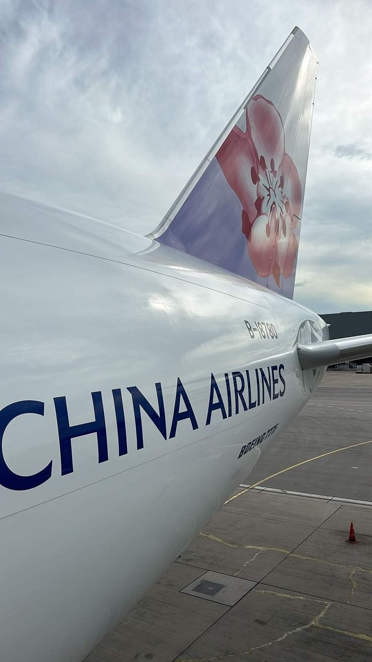 the tail end of an airplane that says china airlines