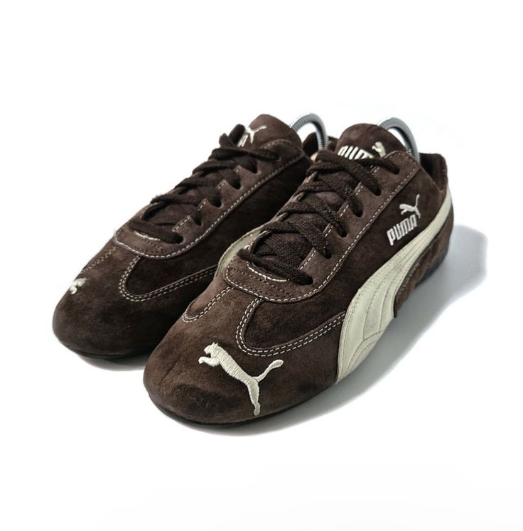 White Vintage Sneakers, Speedcat Og Puma Outfit, Vintage Puma Sneakers, Brown Aesthetic Shoes, Puma Shoes Aesthetic, Shoes Trend 2024, 90s Shoes Sneakers, Vintage Shoes Aesthetic, Puma Aesthetic