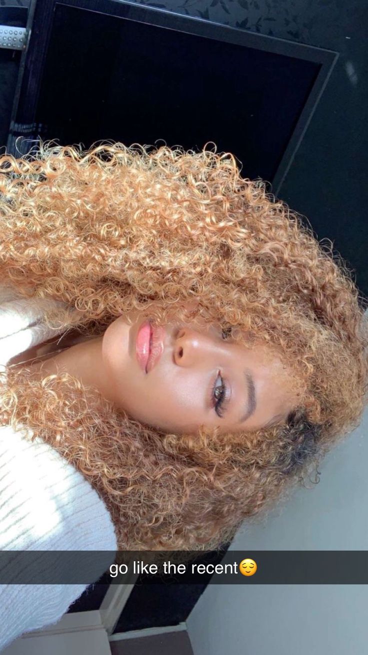 Honey Blonde 4b Hair, Hair Color For White Skin, Honey Blonde Hair Curly, Honey Blonde Curly Hair, Amelia Monet, Dyed Curly Hair, Brunette Bob, Blonde Curly Hair, Colored Curly Hair