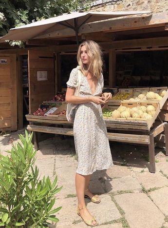 French Woman Style, Dress Like A French Woman, Something In The Water, Country Style Living Room, Dress Like A Parisian, Cute Vacation Outfits, Winter Capsule Wardrobe, Summer Dresses For Wedding Guest, Country Bedroom