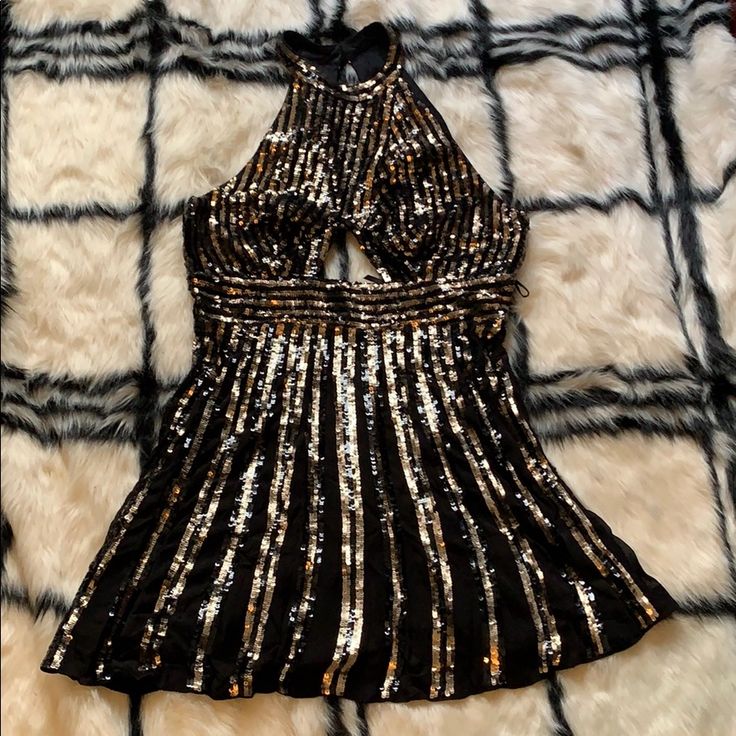 Freepeople Gold&Black Sequin Dress Halter Top Design With Keyhole In Middle Buttons At Back With Middle Zip On Skirt Lined Beautiful Piece For Classy Upscale Parties Size 6 -Please Check The Brands Website For Size Guide Black Sequined Halter Neck Mini Dress, Glamorous Halter Neck Dress For Going Out, Black Backless Party Top, Glamorous Mini Tops For Night Out, Glamorous Black Backless Tops, Sleeveless Tops For Cocktail And Party Season, Halter Top Dresses, Dress Halter, Black Sequin Dress