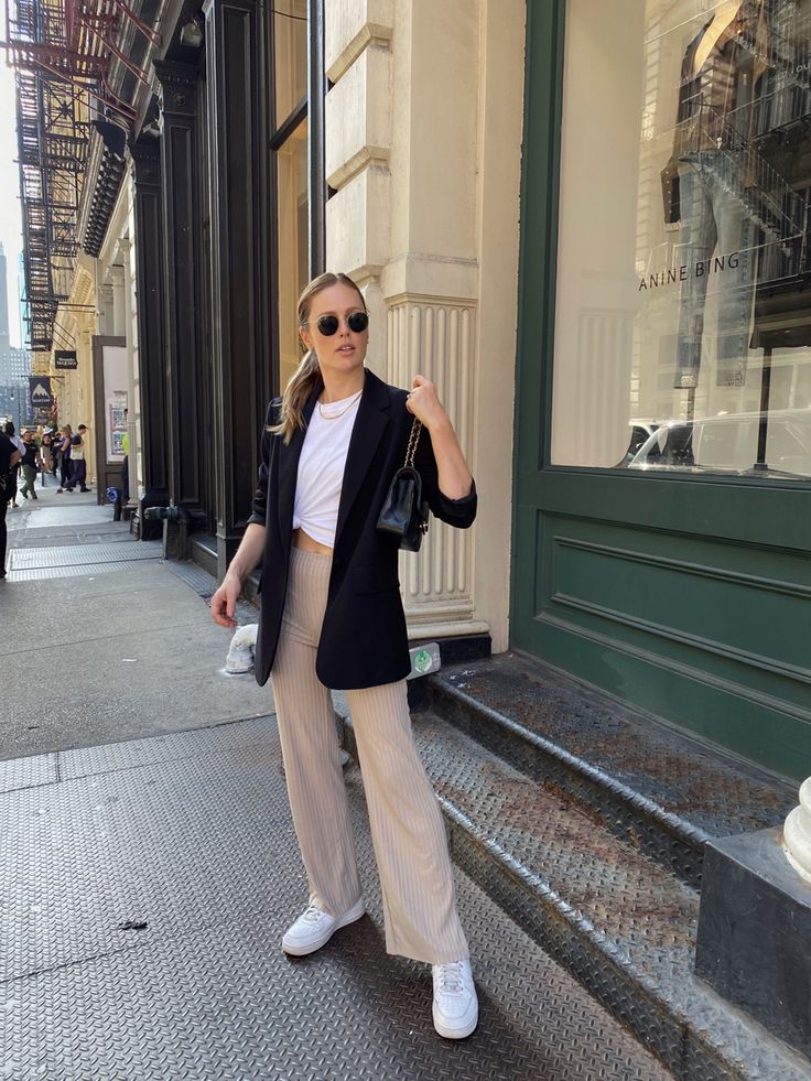 Flared Ribbed Pants Outfit, Ribbed Flare Pants Outfit, Pants And Sneakers Outfit, Styling Air Force 1 Women, Air Force Ones Outfit Woman, Airforce 1 Outfit Women, Af1 Outfit Women, Oversized Black Blazer Outfit, Air Force 1 Outfit Woman Casual