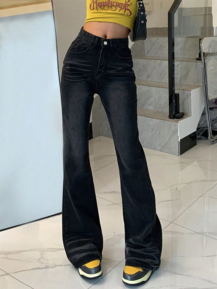 Black Flared Jeans Outfit, Gracie Concert, Flare Jean Outfit, Flare Jeans Black, Makeup Coquette, Black Flared Jeans, Flair Pants, Flared Bottoms, Black Flare Jeans