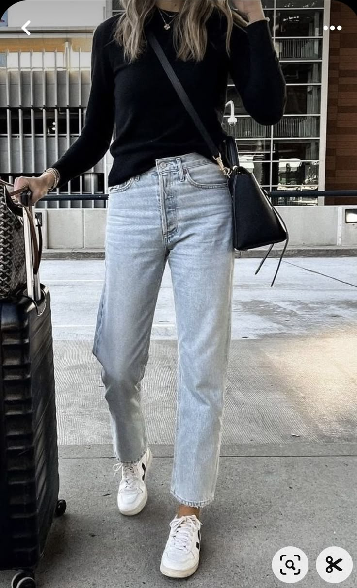 Light Summer Sweater, Simple Outfits 2023, Natural Classic Clothing Personality, Chic Casual Mom Outfits, Outfits With Mom Jeans Summer, College Lab Outfit, Chic Everyday Outfits Minimal Classic, Hot Minimalist Outfit, 30s Casual Outfits