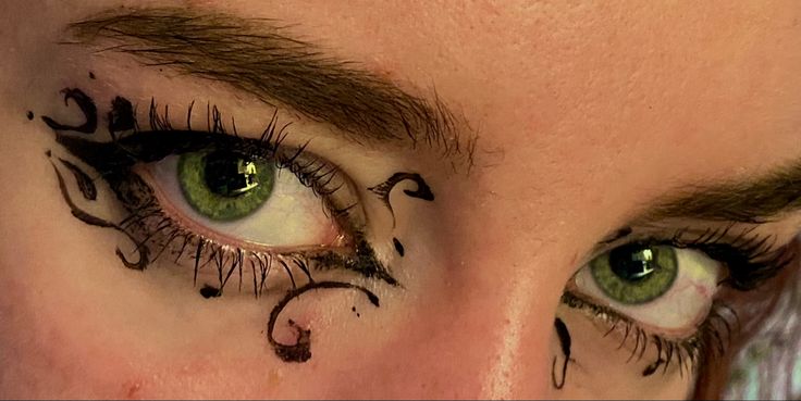 Black Eyeshadow On Brown Eyes, Cool Winged Eyeliner, Lace Eye Makeup, Make Up Ideas Crazy, Funky Eyeliner Black, Green Eyes Black Woman, Subtle Witch Makeup, Funky Eye Makeup Ideas, Alt Christmas Makeup