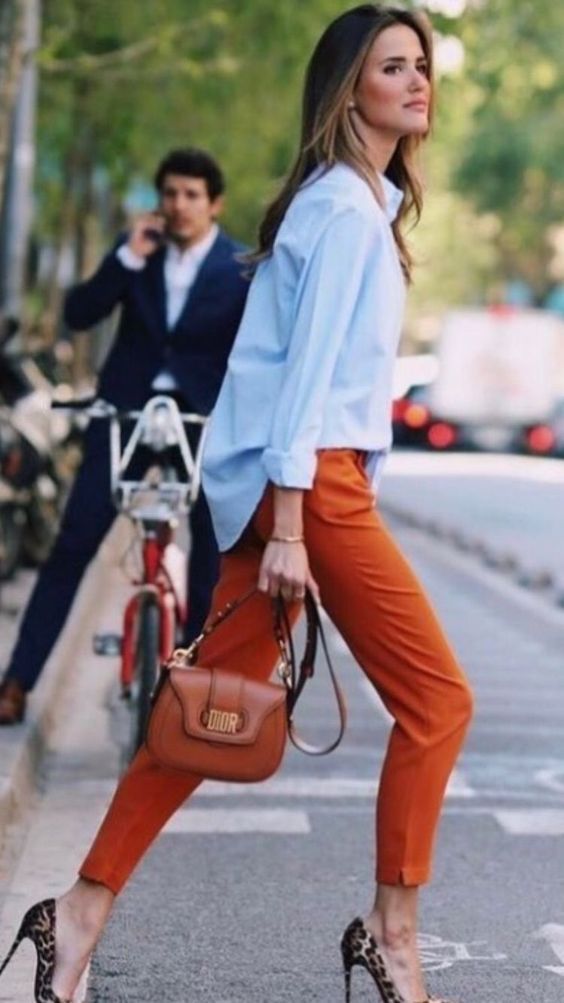 Ice Blue, Burnt Orange & Leo Print. . . Orange Pants Outfit Work, Orange Pants Outfit, Pantalon Orange, Pants Outfit Work, Cute Casual Outfit, Orange Pants, Orange Outfit, Moda Chic, Mode Casual