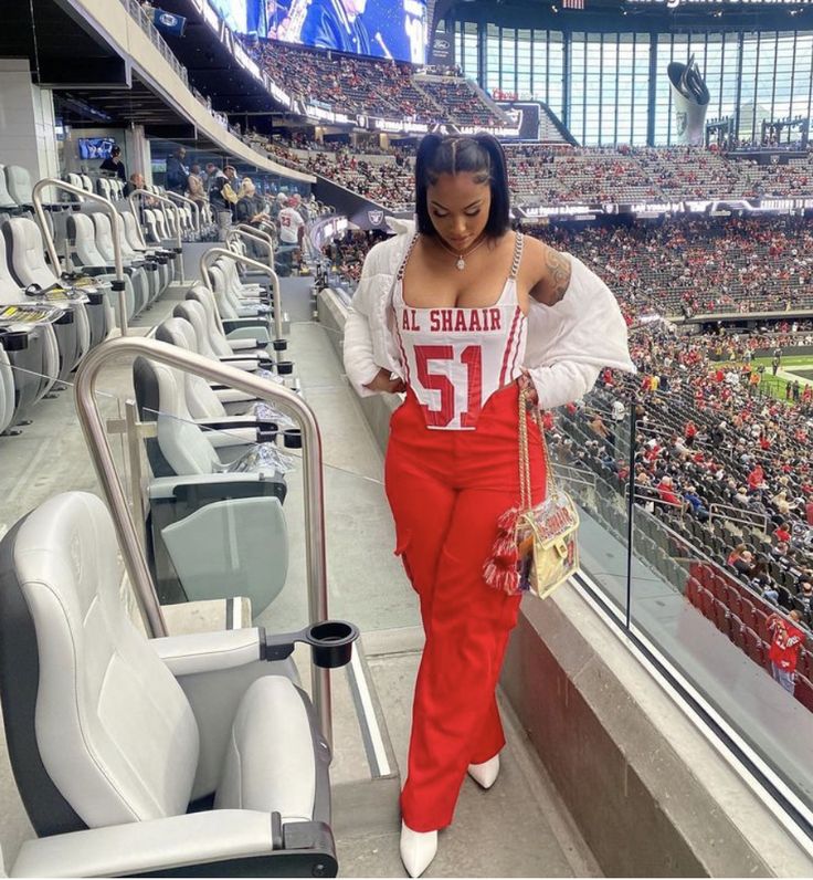 Football Wives Outfits, Nfl Wag Outfit, Tailgate Outfit Cold, Football Gf Outfits, Superbowl Outfits Women, 49ers Outfit Women, Nfl Outfit Ideas Woman, Nfl Wife Outfits, Seattle Fits