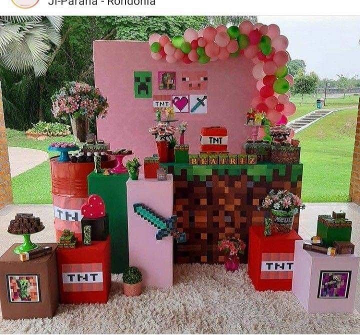 this is an image of a minecraft themed birthday party with balloons and decorations on the table