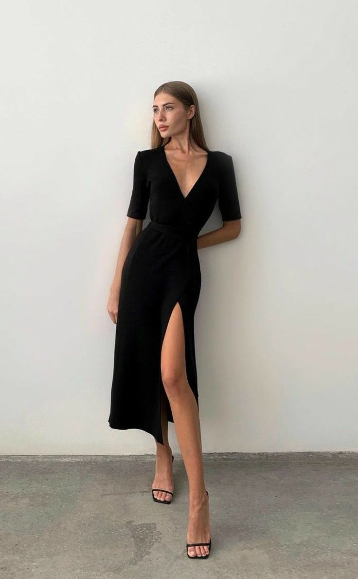 Formal Cocktail Outfit, Cocktail Party Casual Outfit, Dress For A Date Night Classy, Evening Date Outfit Classy, Date Night Classy Outfit, Feminine Black Sleeveless Top, Classy Date Outfits For Women, Fall Cocktail Attire For Women, First Date Outfit Dress