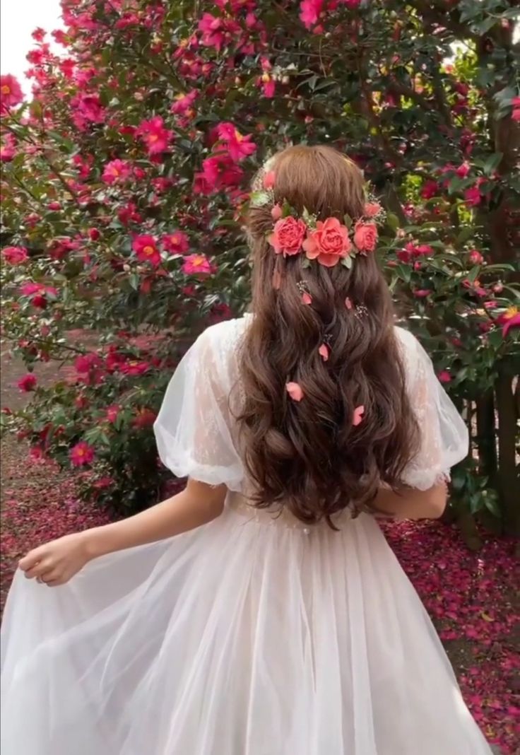 Fairy Tale Hairstyles Princess Hair, Hair Ideas With Flowers, Half Up Half Down With Flowers, Hair Styles Flowers, Hair Styles With Flowers, Flowers In Hair Photoshoot, Floral Hairstyles, Cottagecore Hairstyles, Hairstyles With Flowers