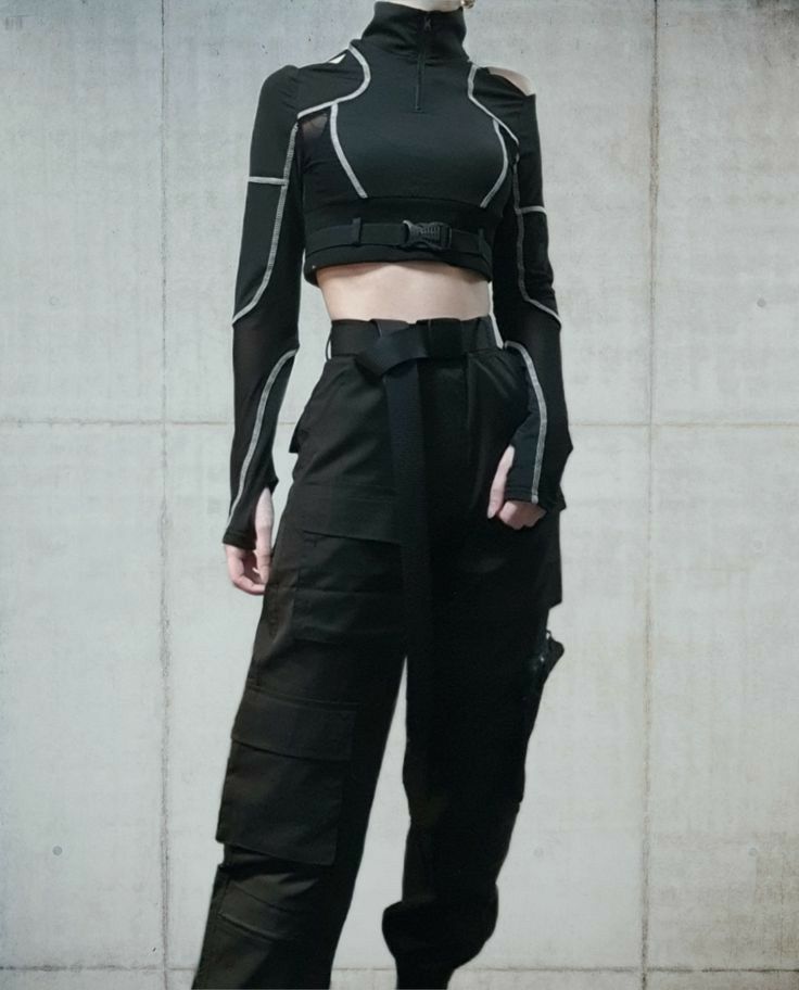 Womens Techwear Fashion, Futuristic Clothing Aesthetic, Black Cyberpunk Aesthetic, Women’s Techwear, Cyberpunk Clothes Women, Techwear Women Aesthetic, Dark Cyberpunk Outfit, Techwear Female Outfits, Techcore Fashion