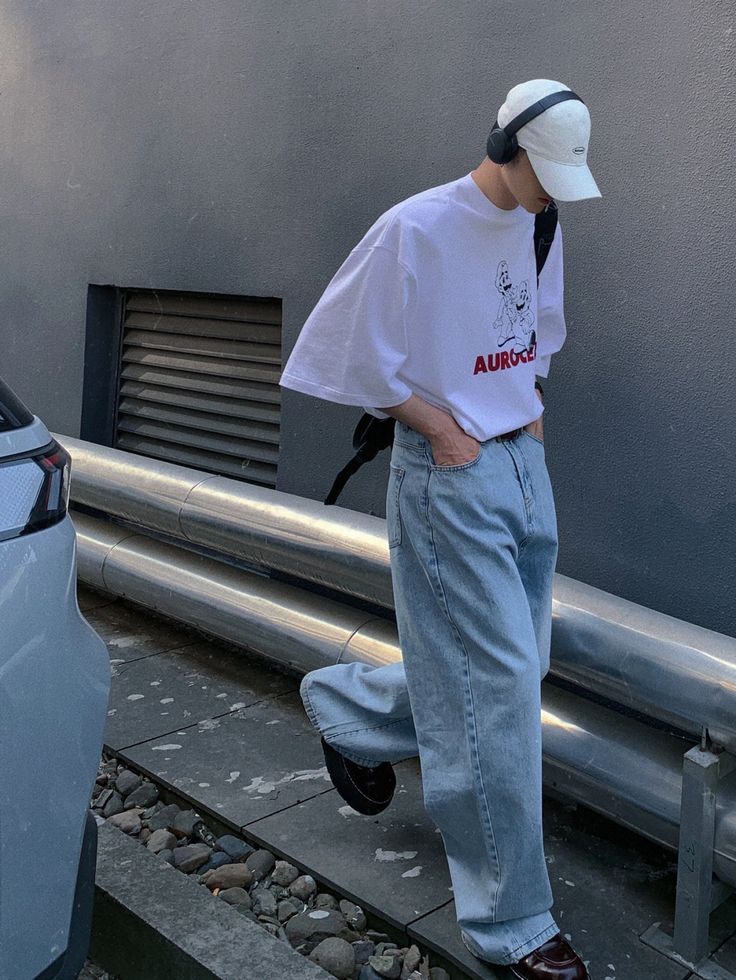 Korean Minimalist Outfit Men, White Cap Outfit, Soft Boy Fashion, Korean Street Fashion Mens, Baggy Jeans Outfits, Baggy Jeans Black, Korean Street Fashion Men, Baggy Jeans Outfit, Jeans Outfit Men