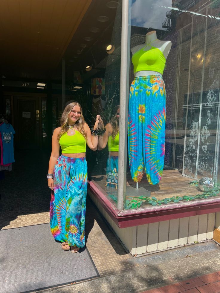 hippie boho tie dye outfit idea Cute Hippie Outfits, Beachy Clothes, Moon Energy, Boho Clothes, Dream Aesthetic, Earthy Outfits, Hippie Clothes, Lucy In The Sky, Hippie Life