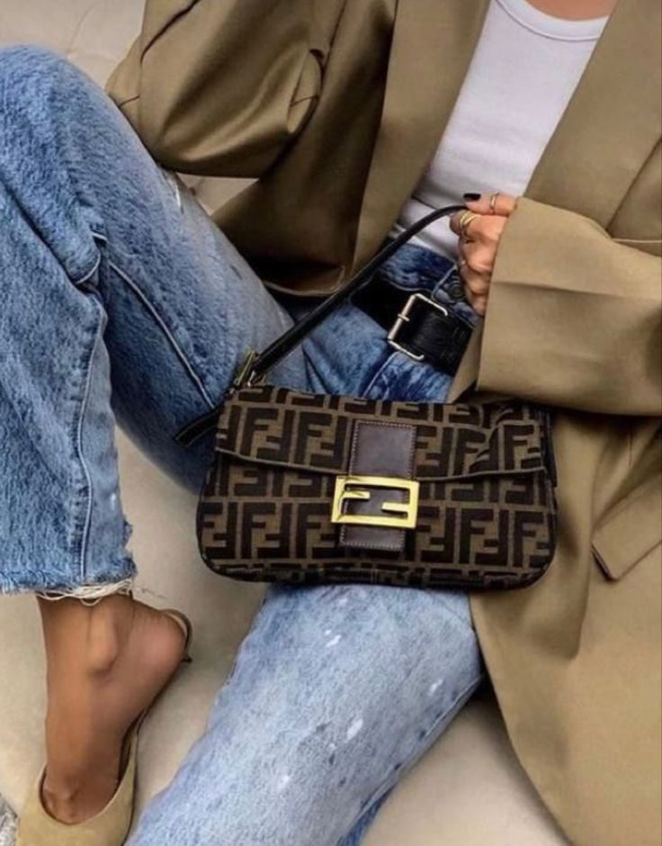 Fendi Baguette Bag Style Inspiration Vintage Fendi Baguette Outfit, Fendi Baguette Outfit, Vintage Fendi Baguette, Australian Winter Fashion, Fendi Baguette Bag, Ireland Fashion, Baguette Bags, Look Adidas, Fendi Vintage