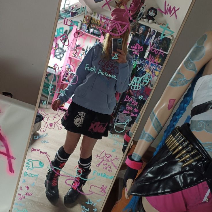 Jinx Clothes Aesthetic, Jinx Bedroom Aesthetic, Jinx Room Arcane, Arcane Room Aesthetic, Jinx Room Ideas, Jinx Aesthetic Outfit, Arcane Room Decor, Jinx Bedroom, Arcane Aesthetic Outfits