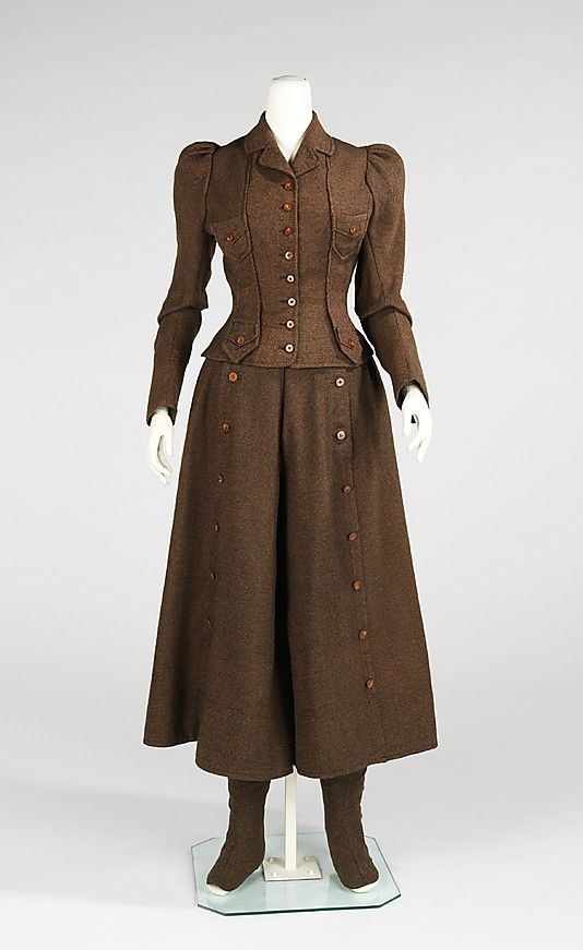 1896-98 American Cycling Suit of wool, leather, silk, linen, and cotton.  Ensemble features a bifurcated skirt that allowed the rider a more comfortable ride while also giving the modest appearance of a skirt at front. Cycling Suit, 1890s Fashion, 1800s Fashion, Robes Vintage, 19th Century Fashion, Period Outfit, Victorian Clothing, Antique Clothing, Edwardian Fashion