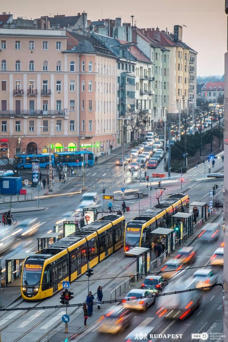 a busy city street filled with lots of traffic