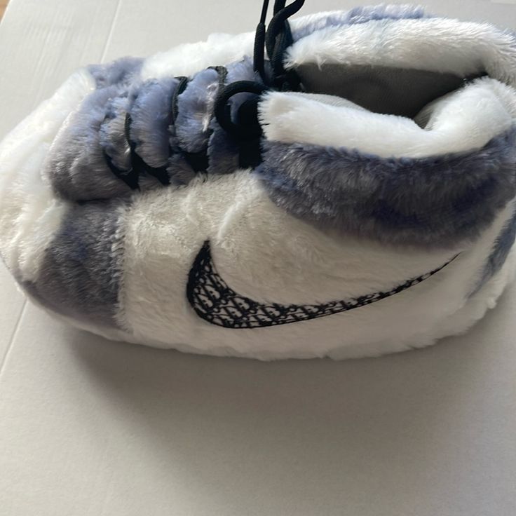 Brand New Nike Dior Air Jordan Fluffy Fuzzy Slippers One Size Fits All #Fluffy #Nike #Dior Nike Fluffy Slippers, Fluffy Nike Slippers, White Nike Sneakers For Winter, Nike X Dior, Slippers Nike, Dior Slippers, Nike Slippers, Grey Slippers, Fluffy Slippers