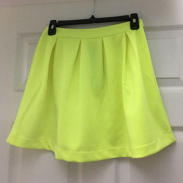 Cute Mini Skirt, Never Worn It. Spring Green Mini Pleated Skirt, Casual Green Skort For Party, Trendy Full Mini Skirt For Spring, Casual Relaxed Skort For Party, Casual Midi Skort For Spring, Casual Spring Midi Skort, Casual Relaxed Fit Skort For Party, Spring Party Skort With Full Skirt, Casual Yellow Mini Skirt For Party