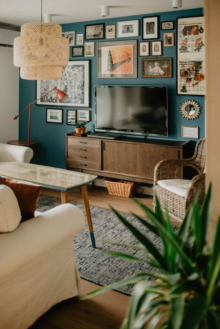 Decor Behind Tv, Retro Apartment Decor, Tv Gallery Wall, Living Room Workspace, Sala Vintage, Boho Decor Ideas, Living Room Bohemian, Urban Rooms, Retro Apartment