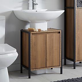 a bathroom with a sink, toilet and cabinet next to the bathtub in it