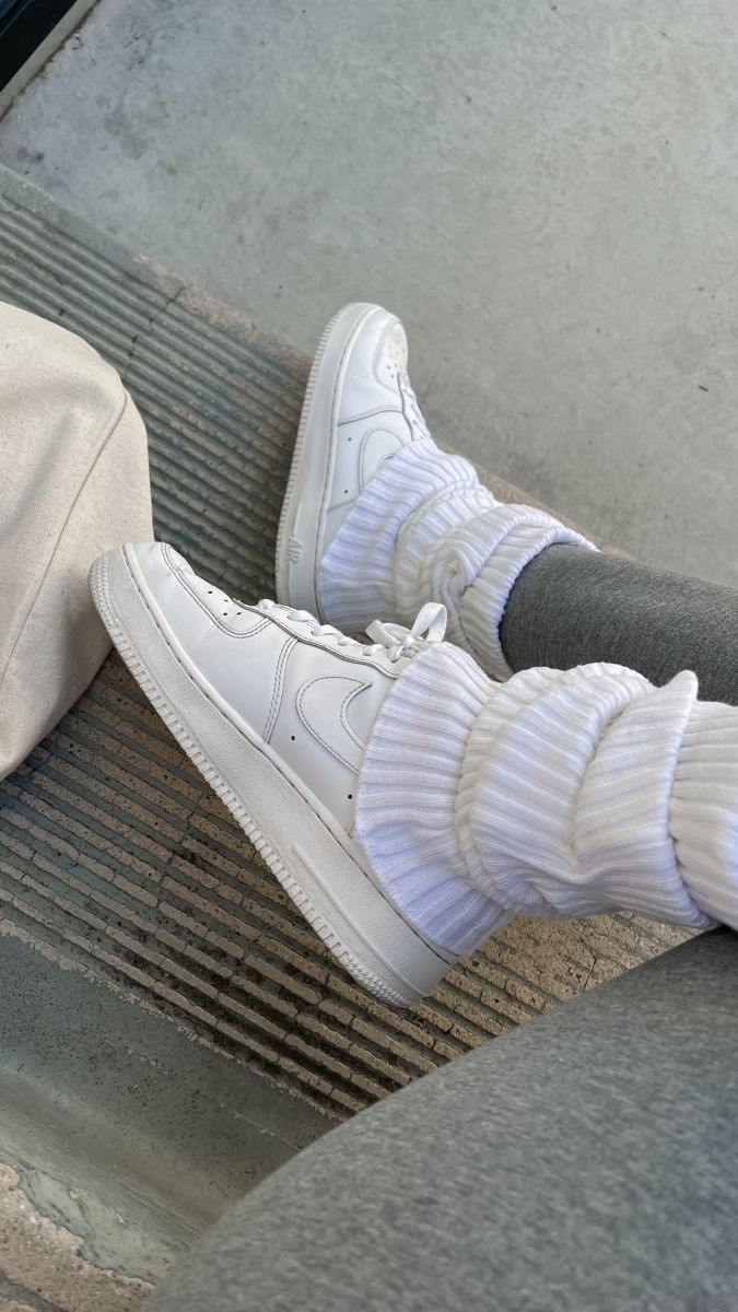 Leg Warmers With Sneakers, Leg Warmers Aesthetic, 80s Socks, Winter Streetwear Outfits, White Leg Warmers, Forces Outfit, Leg Warmers Outfit, Black Leg Warmers, Streetwear Outfit Ideas