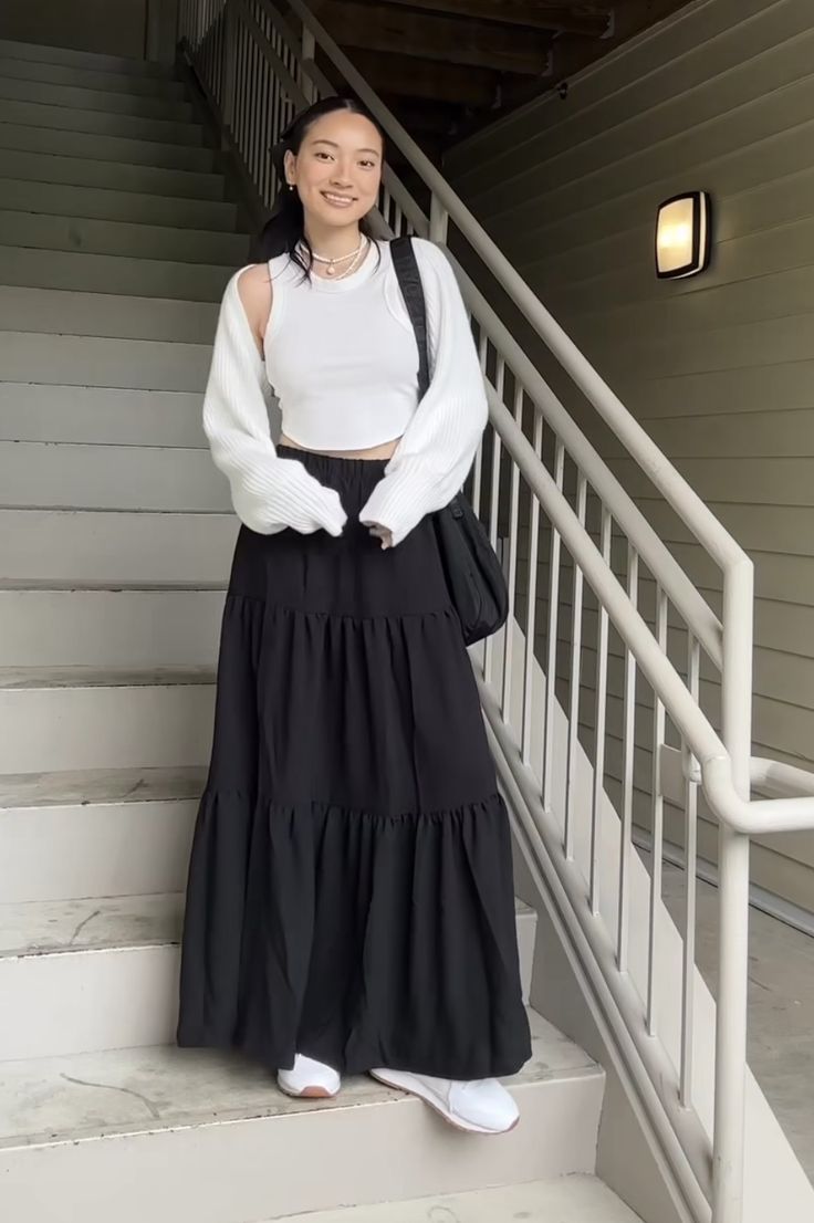 Style Long Black Skirt Outfit Ideas, Black Maxi Skirt Outfit Casual, Black And White Long Skirt Outfit, Outfit Inspo Maxi Skirt, Modest Black Skirt Outfit, Outfit With Black Long Skirt, Styling A Long Black Skirt, How To Style Black Maxi Skirt, Style Black Maxi Skirt