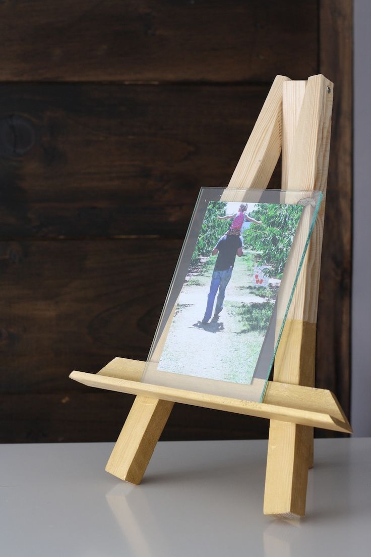 a wooden easel with a photo on it and the words build a diy easel