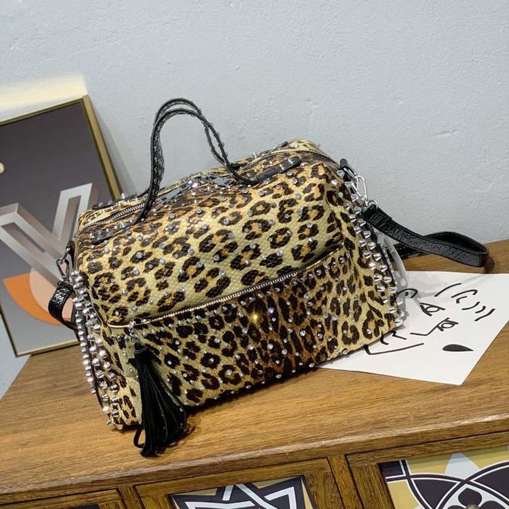 Brand Name: DenHuaKiOrigin: CN(Origin)Lining Material: Synthetic LeatherMain Material: PUPlace Of Origin: GUANG DONG ProvinceShape: BostonOccasion: VersatileClosure Type: zipperDecoration: RivetGender: WOMENPattern Type: LeopardStyle: Casual Rasta Pasta, Leopard Print Handbags, Designer Purses And Handbags, Hand Bags For Women, Feminine Chic, Handbags Luxury, Travel Handbags, Designer Purses, Bags Vintage