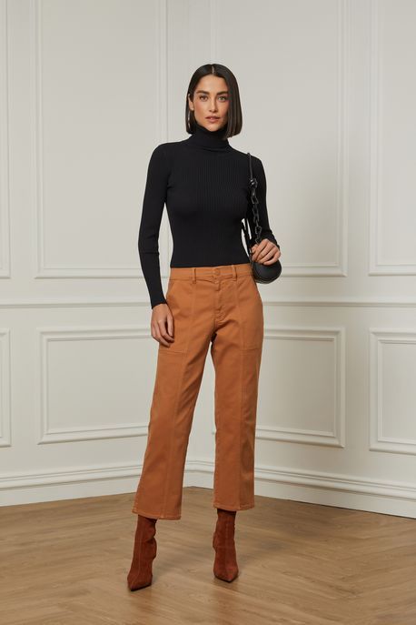 A calça skinny marrom com pespontos ocre é a escolha perfeita para proporcionar um visual elegante e atemporal. Feita de sarja com 99% algodão e 1% elastano, possui comprimento cropped, shape reto, recortes pespontados, bolsos funcionais na frente, botão na cor da peça, cós e passantes tradicionais. Versátil, combina com blusas, camisas e tops das mais variadas cores.  Urbana e atemporal, a Animale 2GO é ideal para o seu dia a dia. - Calça Skinny Marrom - 99% algodão e 1% elastano - Comprimento