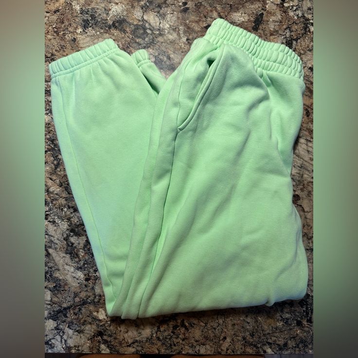 Excellent Condition, Never Worn Fleece Sweatpants For Lounging, Fleece Activewear With Elastic Waistband For Loungewear, Fleece Joggers For Lounging In Athleisure Style, Fleece Pants For Athleisure Loungewear, Fleece Pants For Loungewear And Athleisure, Fleece Pants For Loungewear In Athleisure Style, Fleece Pants For Loungewear, Green Fleece Bottoms For Loungewear, Comfy Fleece Activewear For Lounging