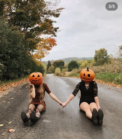 Halloween Themed Best Friend Photo Shoot, Ghost Friend Pictures, Pumpkin Best Friend Pictures, Girlfriend Halloween Photoshoot, Spooky Sister Photoshoot, Bestie Halloween Photoshoot Ideas, Bestie Pumpkin Head Photoshoot, Pumpkin Head Photo Shoot Friends, Pumpkin And Ghost Photoshoot