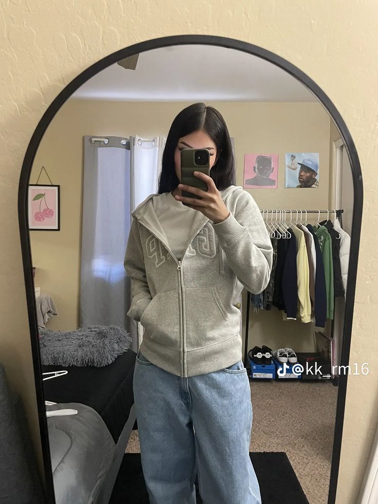 White Gap Hoodie Outfit, Styling Grey Zip Up Hoodie, Grey Gap Zip Up Outfit, Fitted Zip Up Hoodie Outfit, Outfit With Zip Up Hoodie, Styling Zip Up Hoodies, Polo Zip Up Sweater Outfit, Fleece Zip Up Jacket Outfit, How To Style Zip Up Hoodie