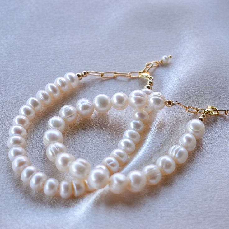 Our Laura Bracelet is so versatile to bring a classic to a modern state to your look. Jewelry designed to empower you in your journey. Freshwater pearl with a gold-filled chain extension Measurements: Large Pearl: 6 inch plus 2 inch extension Small Pearl: from aprox. 51/2 to 6 1/4 plus 2 inch extension Miyuki Beads, The Pearl, You Gave Up, Boho Bracelets, Gold Filled Chain, Paper Clip, Never Give Up, Gold Chains, Freshwater Pearls