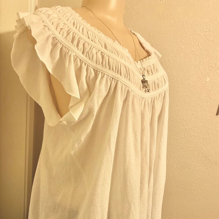 On Or Off The Shoulder Ruffle Peasant Top Size Small But Runs A Little Big Summer Peasant Top With Ruffles For Daywear, Summer Daywear Ruffled Peasant Top, Bohemian Peasant Top With Ruffles For Daywear, Summer Ruffled Peasant Top For Daywear, Feminine Peasant Top For Daywear, Summer Peasant Blouse With Ruffles, Feminine V-neck Peasant Top For Daywear, Elegant Flowy Peasant Top For Summer, Feminine Peasant Top For Vacation