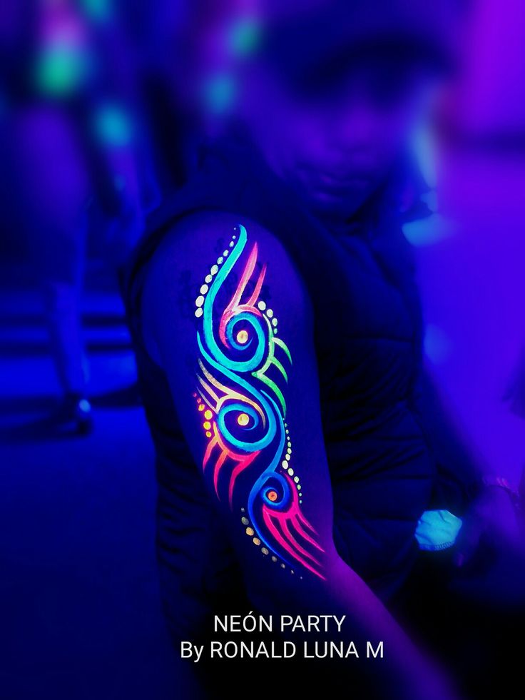 Black Light Paint Ideas Body Art, Glow In The Dark Makeup Ideas, Black Light Face Paint, Rave Painting, Neon Body Painting, Face Paint Neon, Neon Face Paint Ideas, Rave Face Paint, Uv Body Painting