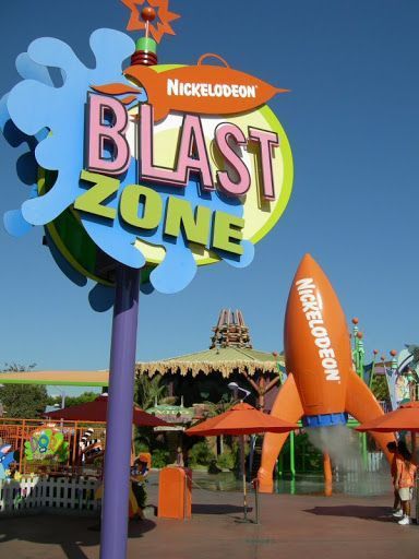 an amusement park sign that says blast zone